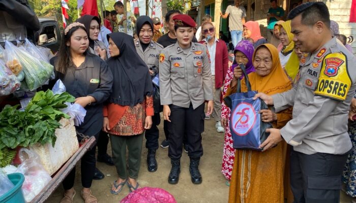 Sambut Hari Bhayangkara Polres Trenggalek Bagikan Bansos