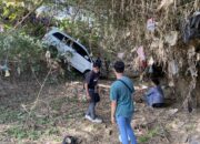 Mobil Mantan Camat di Trenggalek Masuk Sungai