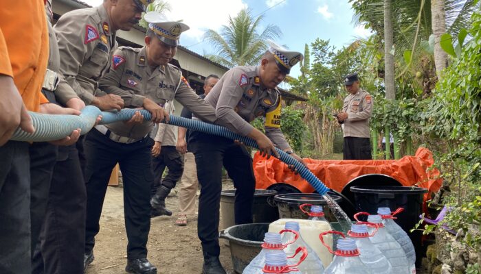 Satlantas Polres Trenggalek Salurkan Bantuan Air Bersih Menyambut Hari Lalu Lintas Bhayangkara